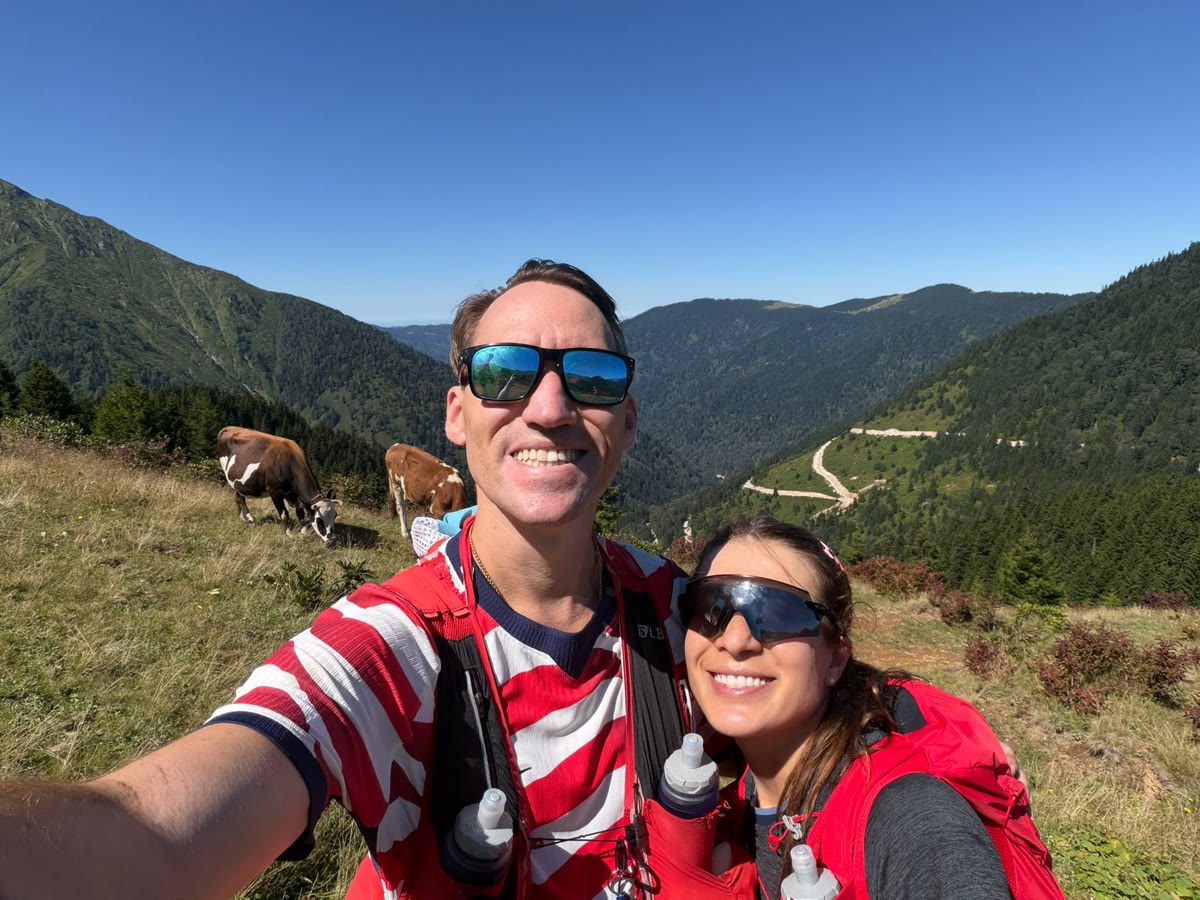 Zach Springer and Tenzile on a ridge during the Kaçkar by UTMB 50K
